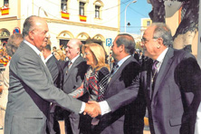 Saludando a Su Majestad el Rey, en Melilla.